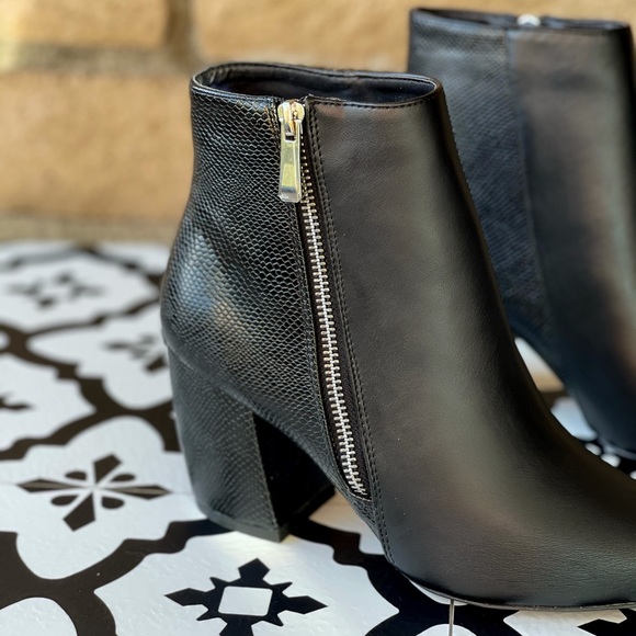 Not so basic black bootie - Picture 3 of 4